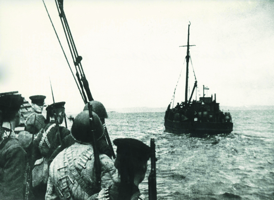 Катера направляются на выполнение боевого задания 