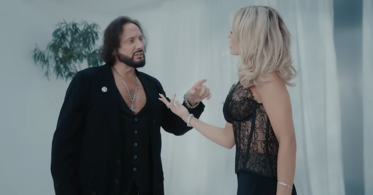 Кадр из клипа. 