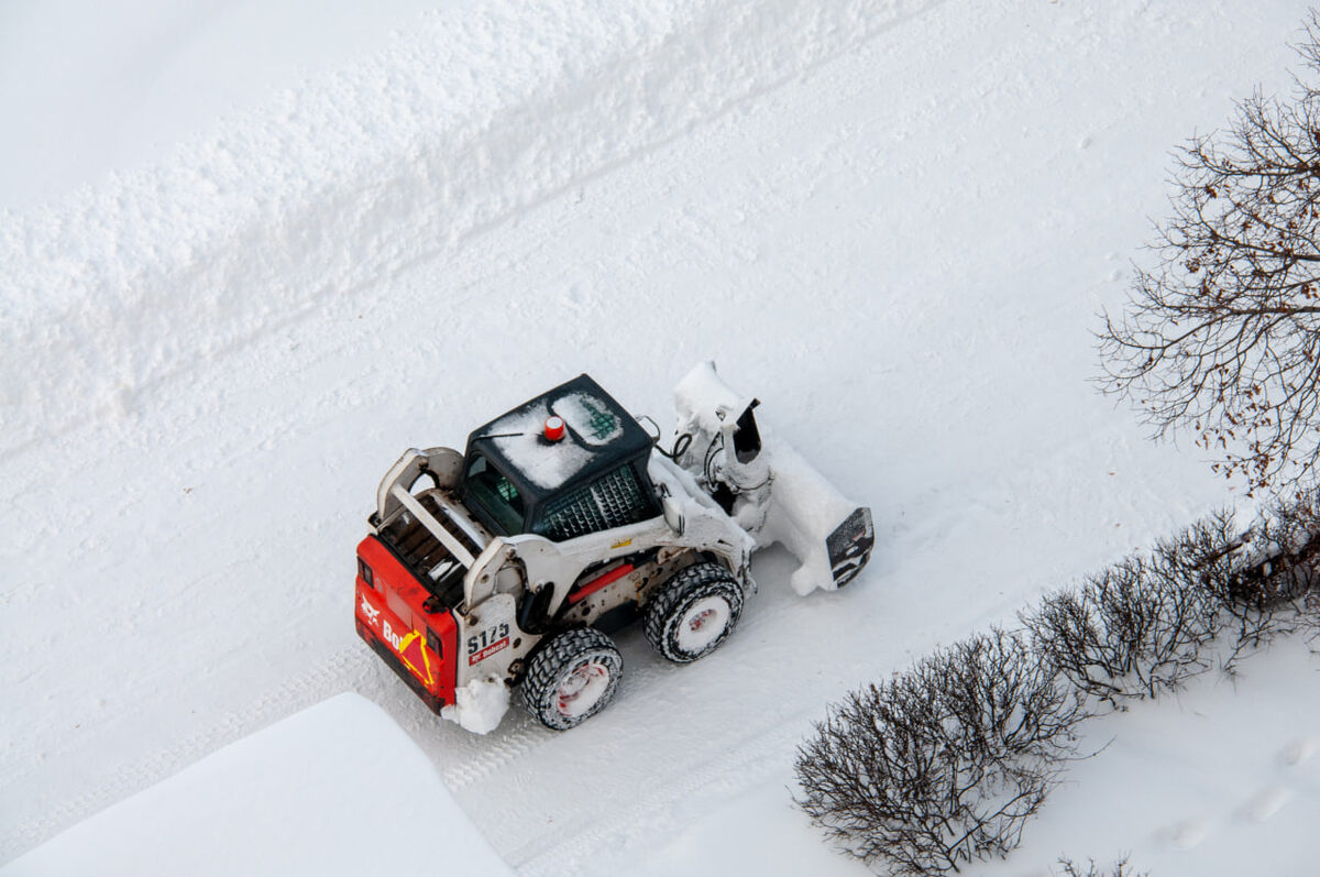Уборка снега на улице Республики обернулась вызовом скорой.  Фото: ФедералПресс / Светлана Возмилова