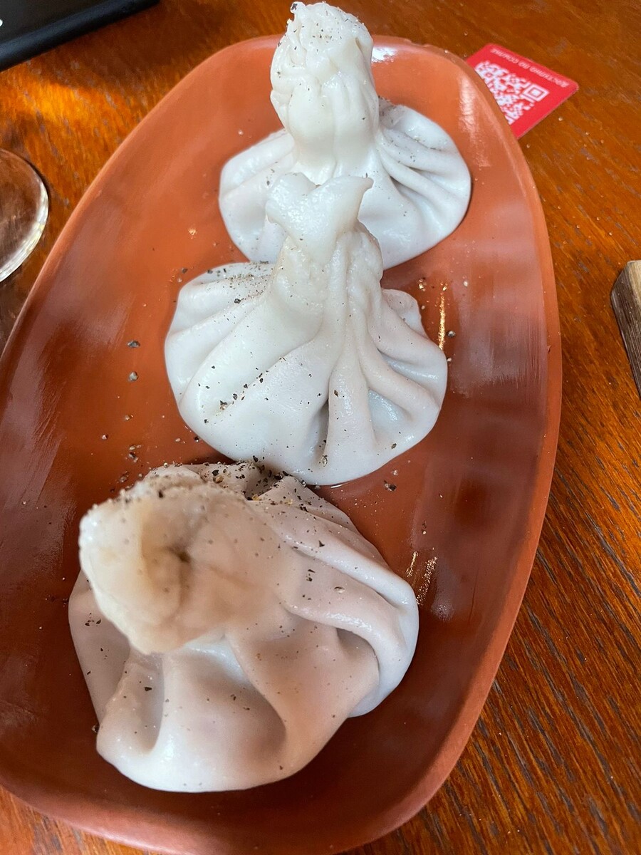 Хинкали с бараниной, говядиной и сулугуни в Хачапури и вино © "Покажу Москву"