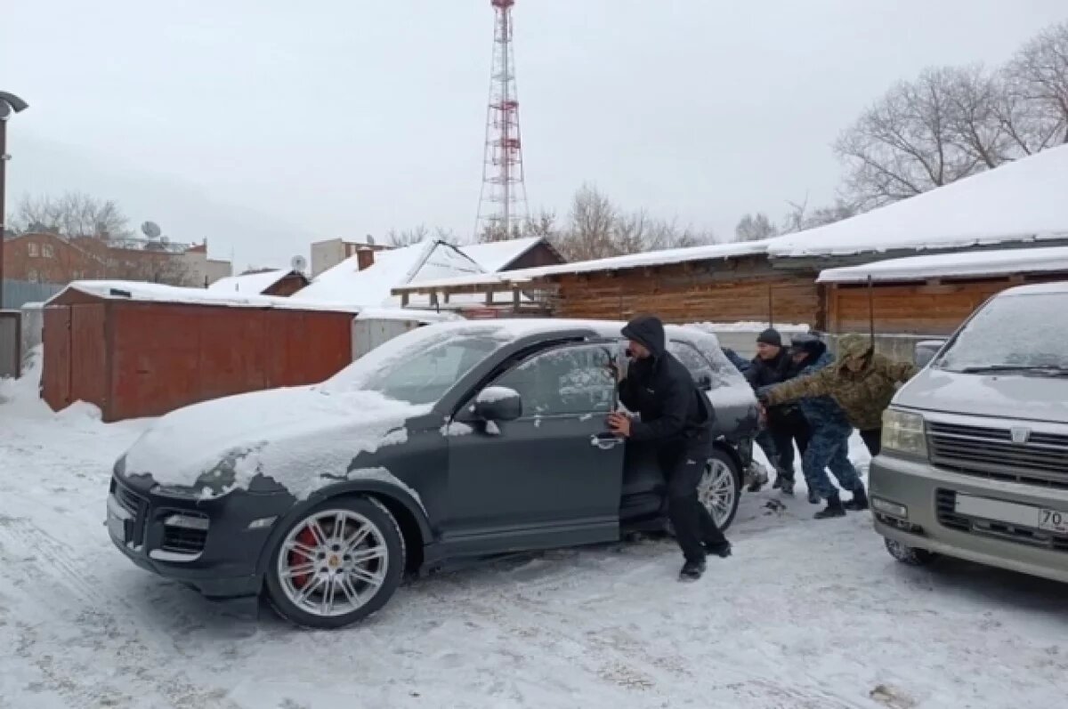    Пристав решил «купить» Porsche у должницы из Томска, чтобы его арестовать