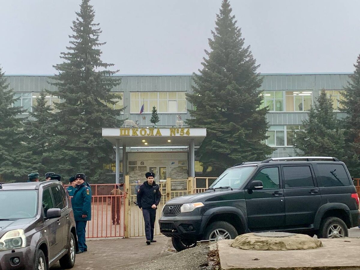    В 54 школу г. Курска ворвался подросток с молотком – нарушитель пытался поджечь здание