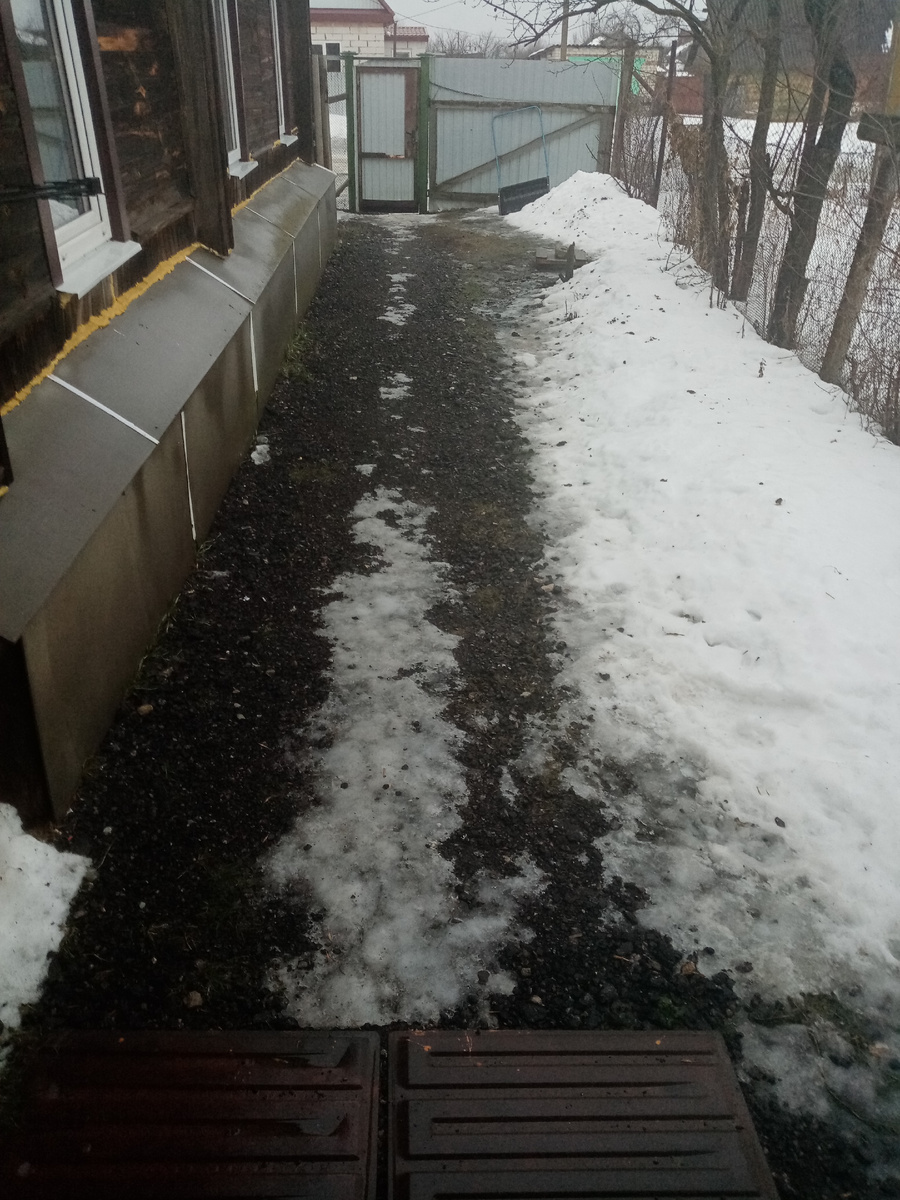 Весь снег и лёд разьело солью.