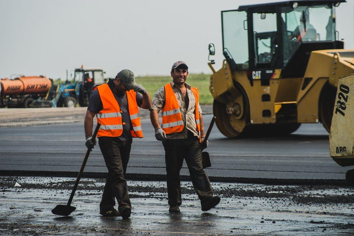 Сын незаменимого специалиста спрашивает: - Отец, если бы ты пять лет назад эту дорогу нормально сделал, она бы и сейчас была бы нормалльной и ненужно было ремонтировать её. На что отец сказал: - Глупый ты, если бы я пять лет назад эту дорогу нормально сделал, то где мы бы сейчас работали.  А так твой дет кормил семью с этой дороги, я тебя выростил и ты будешь свою семью кормить. 
