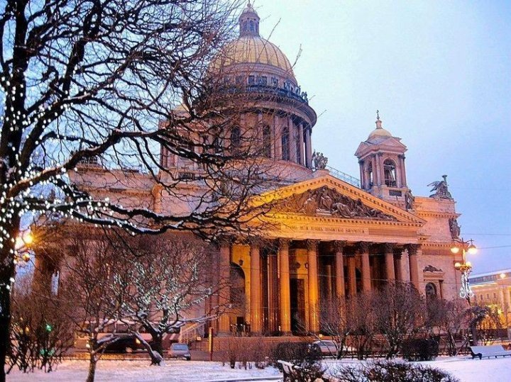 Исаакиевский собор: Великолепная архитектурная достопримечательность с чудесным видом на город.