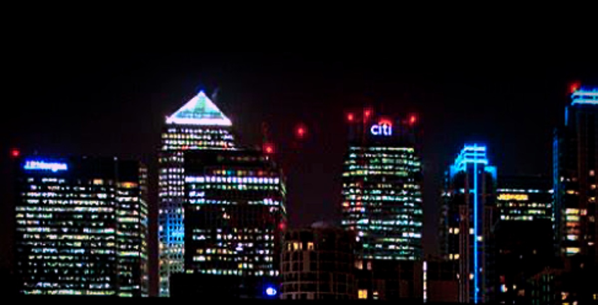 Ночной вид на работу заградительных огней