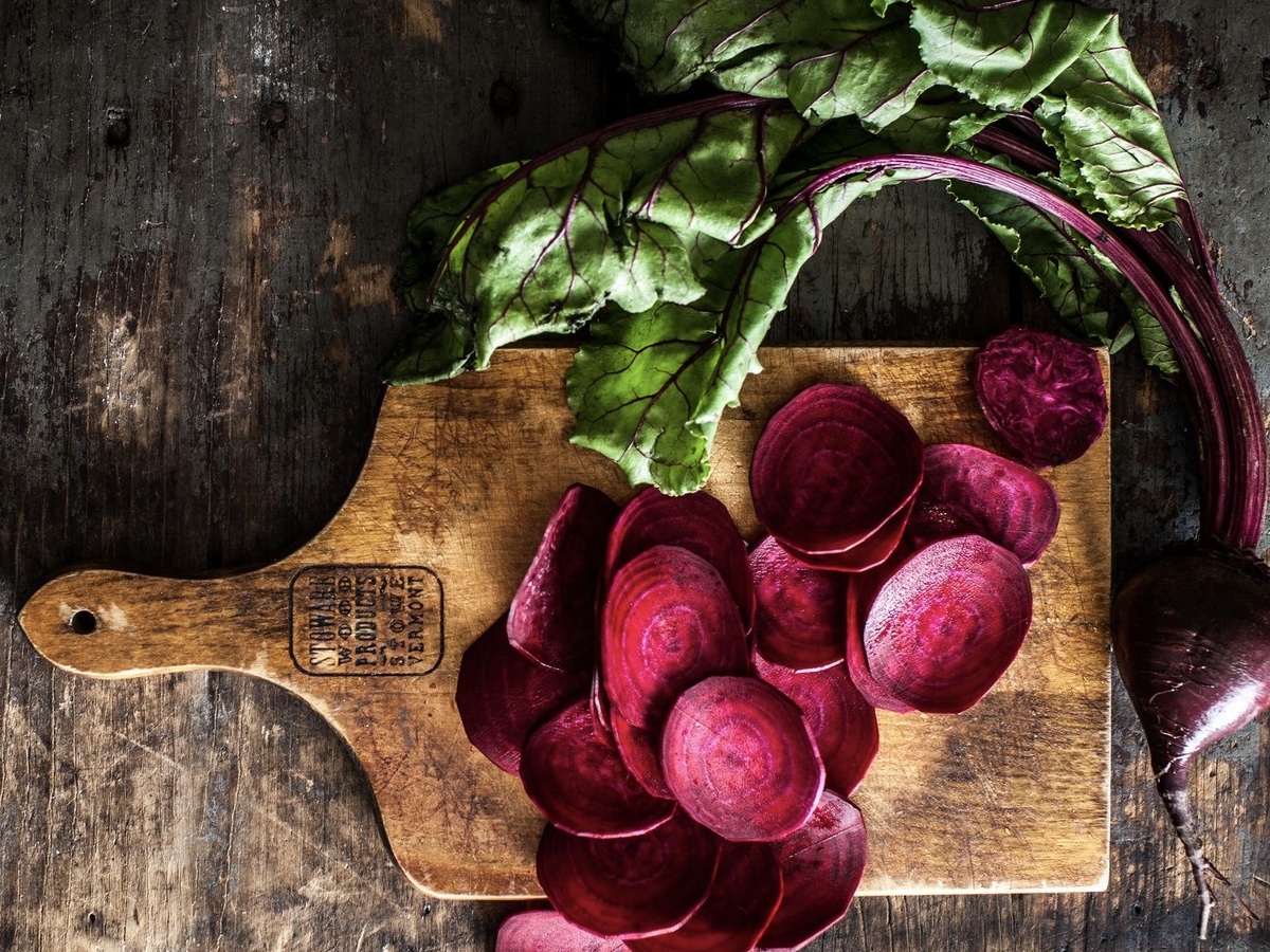 Очень удобный способ добавить свёклу в рацион - запечь овощ в духовке, нарезать слайсами и подавать с солью и оливковым маслом в дополнение к основному блюду. Заготовку слайсов можно хранить в холодильнике 3 дня, что значительно упрощает жизнь хозяйке.