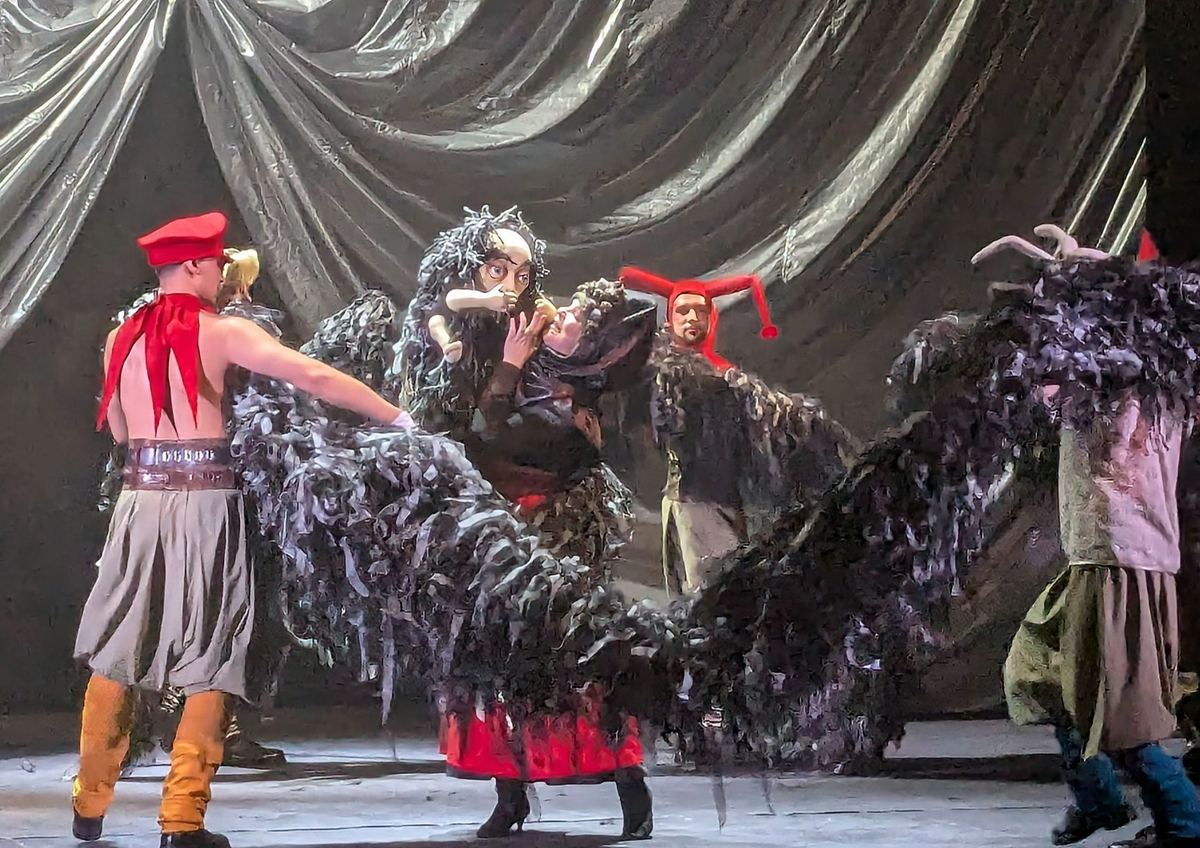 Грозный Черномор предстал в виде смешной куклы с впечатляющей бутафорской бородой. Фото автора