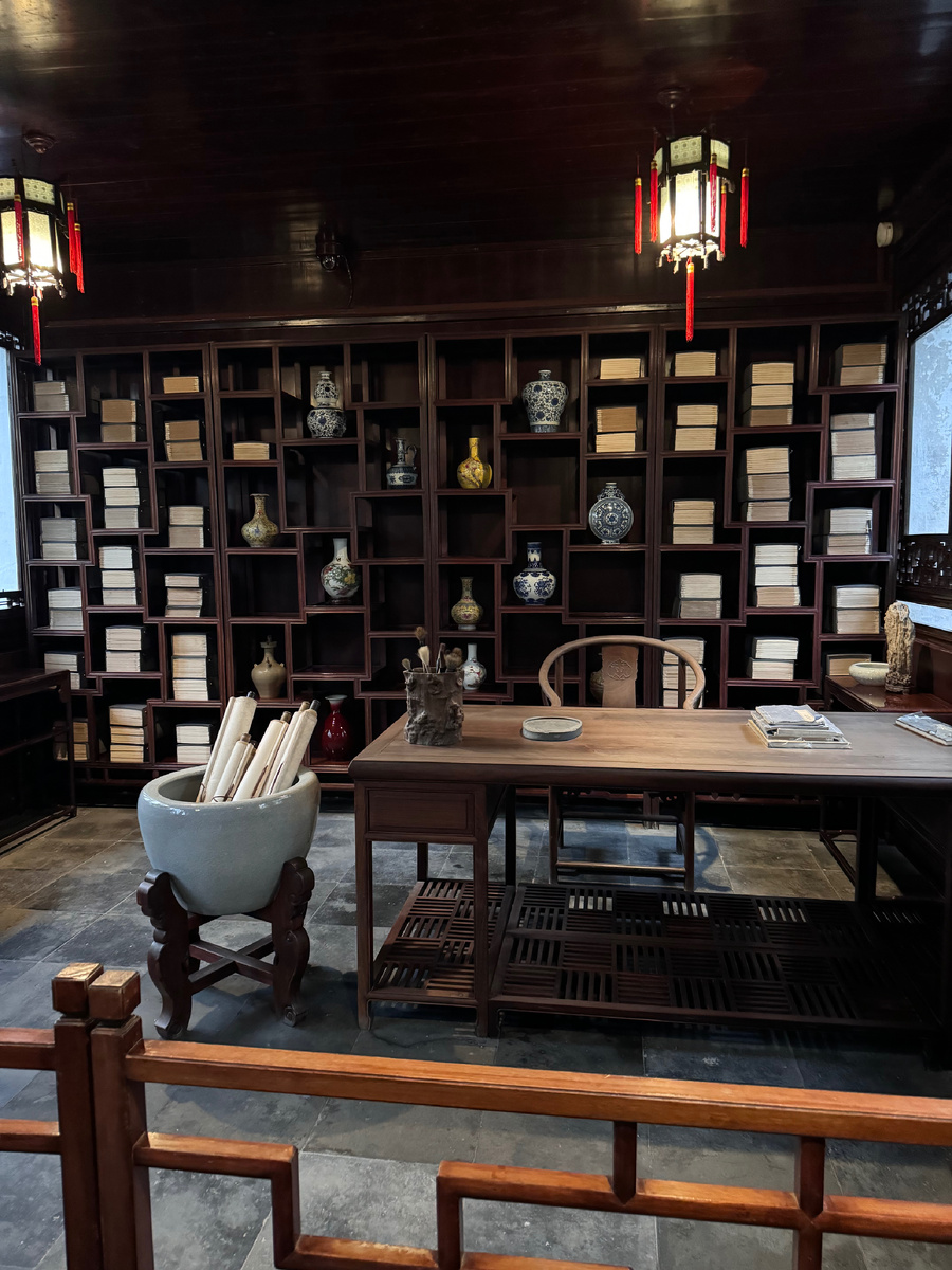 Фото автора. Мебель внутри помещений.