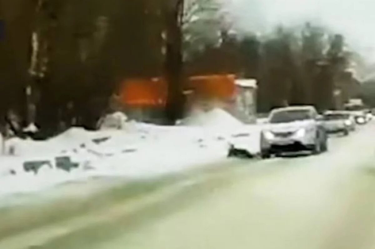    В Новосибирске девочка повредила ногу, врезавшись в автомобиль