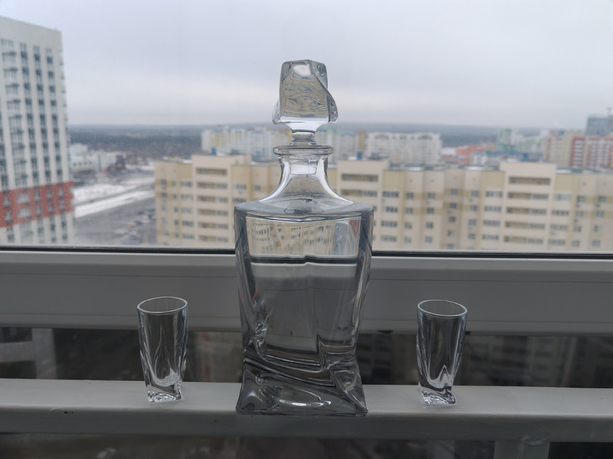 Романтика - выпить по рюмочке на лоджии 17-го этажа (кайф).