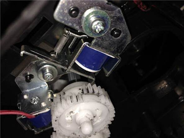 Технически электромагнитный соленоид принтера рассматриваемой модели представляет собой, по сути, миниатюрную копию электрического магнитного пускателя. Когда подаётся электрическое напряжение на катушку индуктивности такого устройства, образованным магнитным полем к сердечнику катушки притягивается металлическая пластина