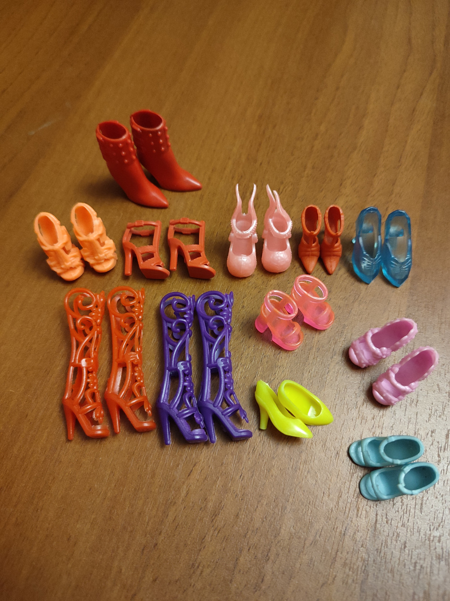 Красные сапожки с острыми носами часто встречались на куклах, которые мне покупали в детстве. 