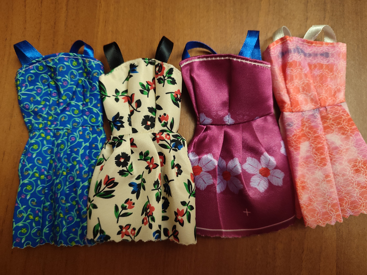 Платья из набора, которые хорошо сели на кукол. 