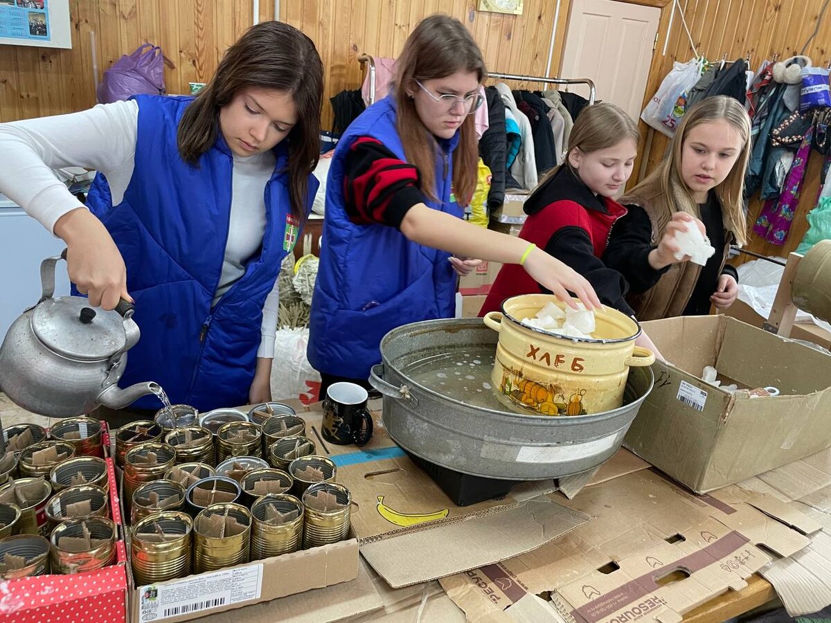 Волонтёры отряда «Данко» делают окопные свечи