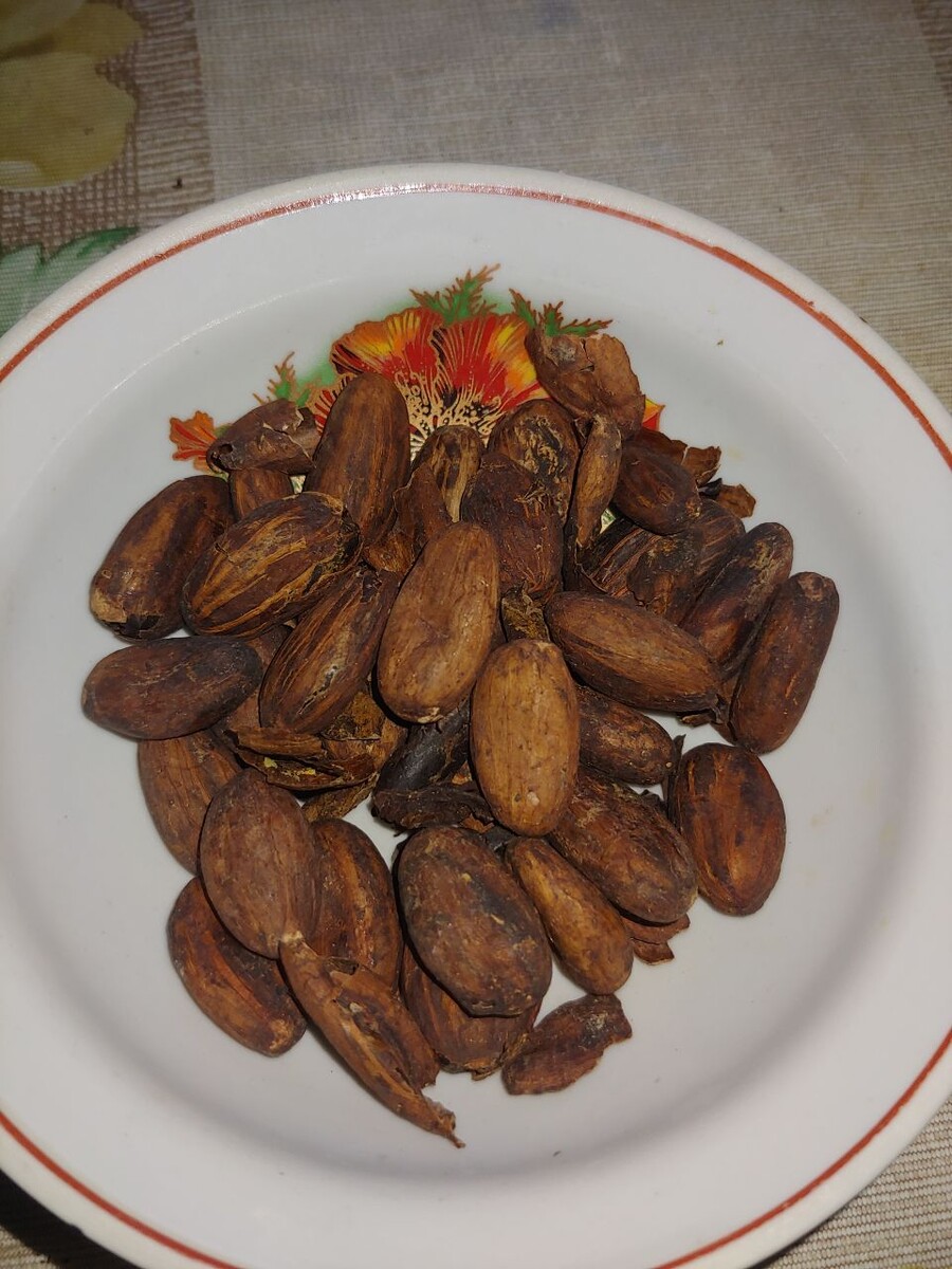 Среди всех прордуктов - самые мощные антиоксиданты и полифенолы, включая ресвератрол и катехины содержатся в какао бобах и черном шоколаде без молочных и растительных жиров. Лично я предпочитаю какао бобы