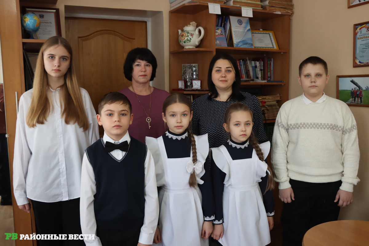 Участники радиопроекта «История поэтической строкой» Саша Зыбинский Аня и Даша Запорожцева (первый ряд), Милана Денисова, Марина Жукова, Юлия Запорожцева и Даниил Зорин (второй ряд). Фото В.Шеина