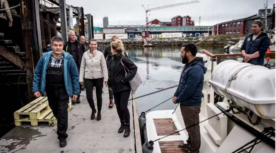 Метте (в белой куртке) во время посещения Гренландии в 2019 году https://nyheder.tv2.dk/politik/2023-06-02-han-rasede-og-kaldte-mette-frederiksens-udtalelse-nasty-nu-droemmer-trump-igen-om-groenland