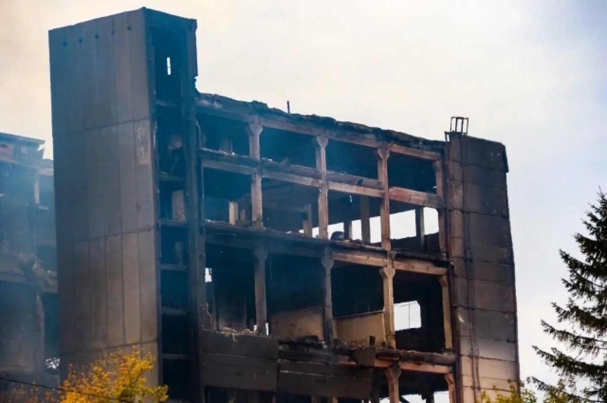    В Барнауле начали сносить сгоревшую дотла мебельную фабрику