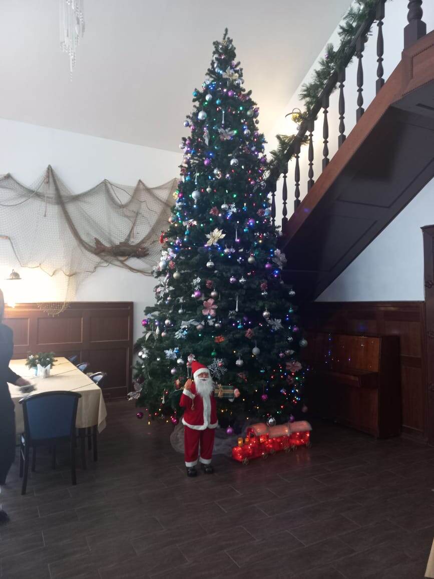 Елка в зале ресторана.