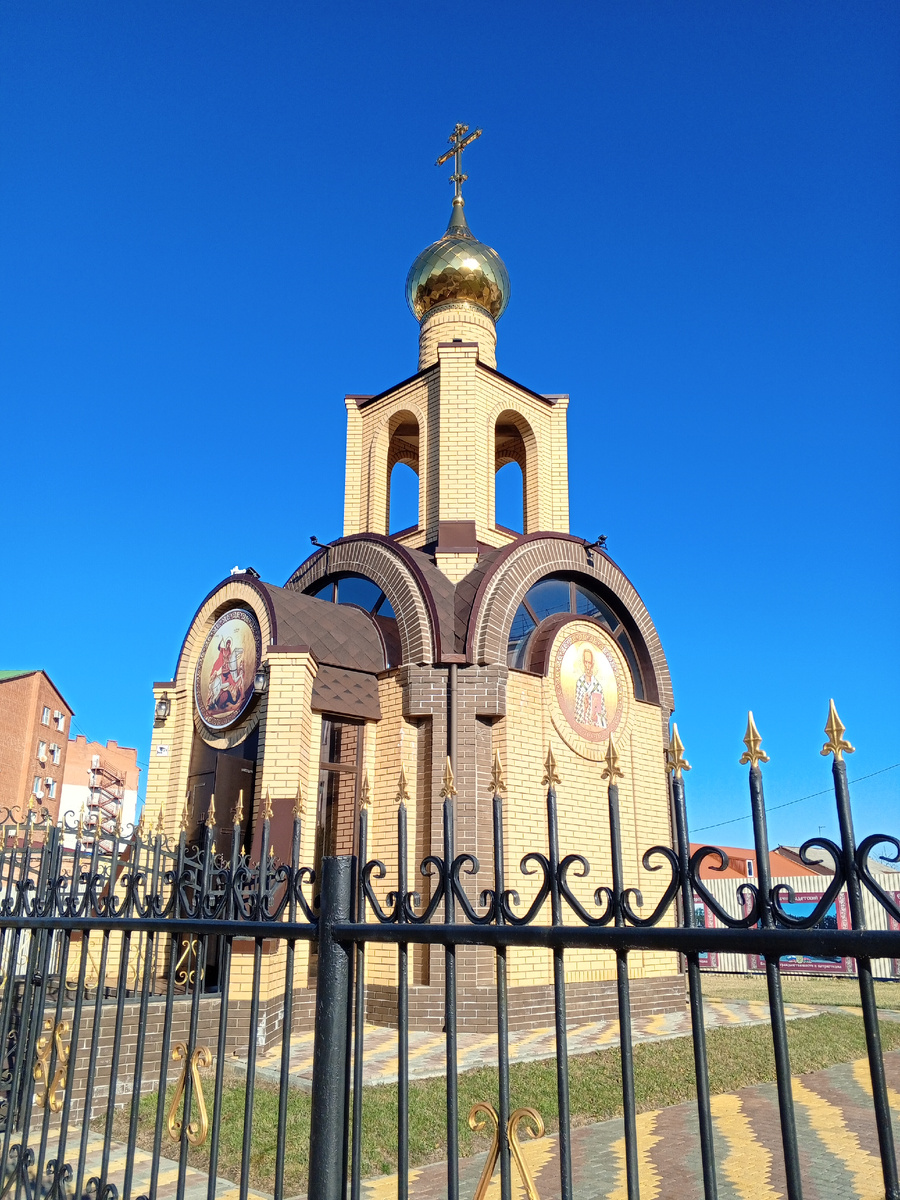 Вот такая часовна на территори, но любой может туда зайти