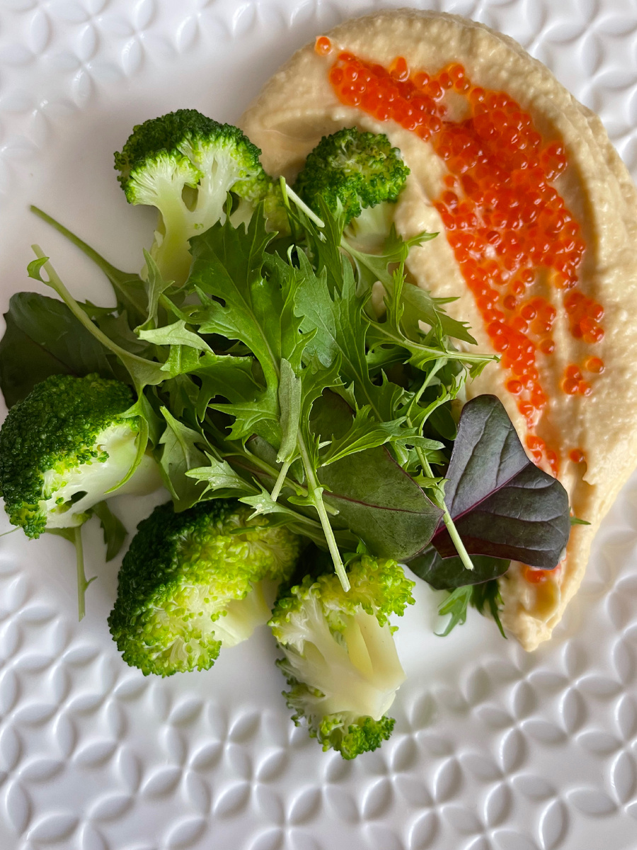 Брокколи в сочетании с хумусом. 