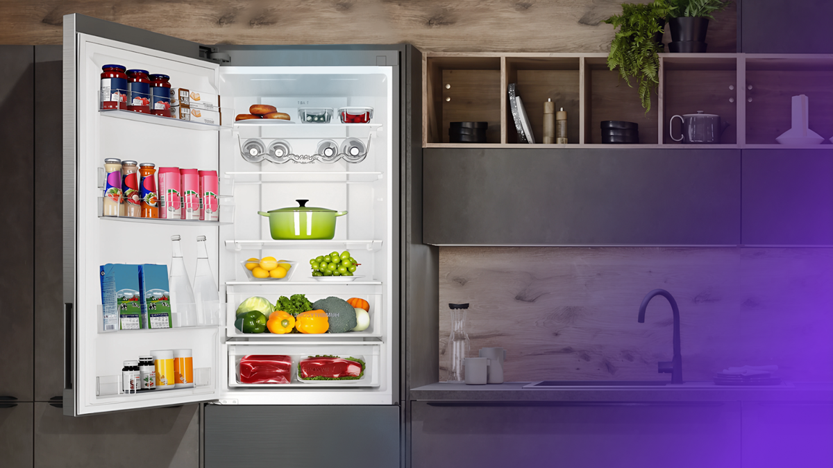 У ряда моделей Haier есть отсек с температурой около 0 °C для свежего мяса и рыбы, а еще зона с оптимальной влажностью для фруктов и овощей. Также умный режим автоматически настраивает уровень холода в зависимости от количества продуктов и даже температуры в квартире