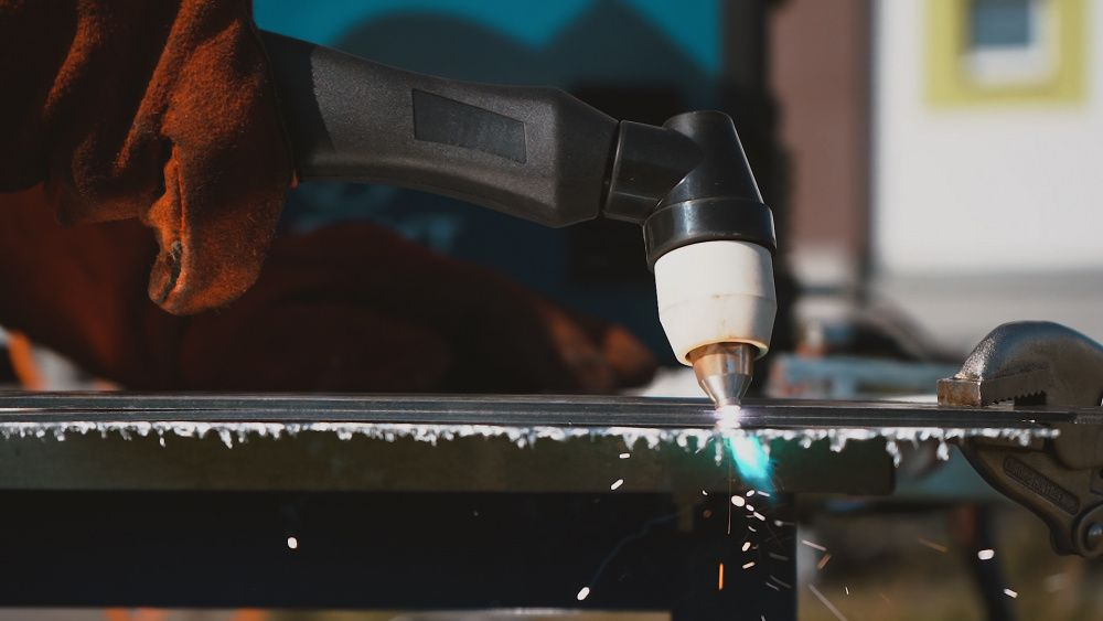 Плазма разрезает металл с хирургической точностью