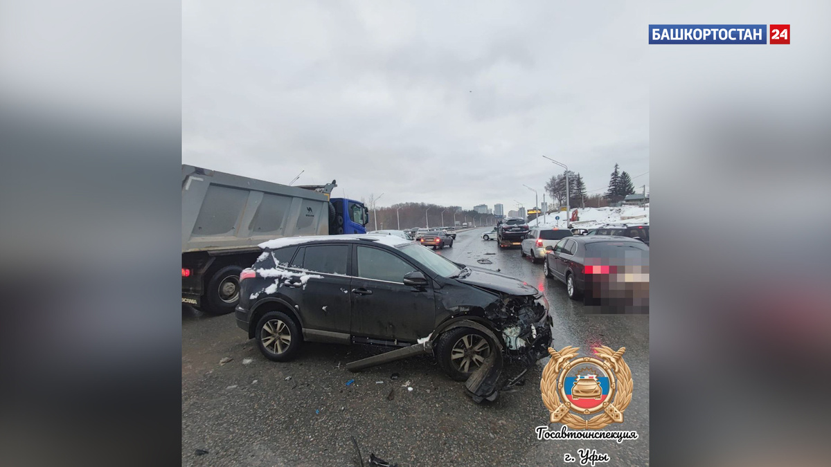    В ГИБДД Уфы рассказали подробности массовой аварии на проспекте Салавата Юлаева