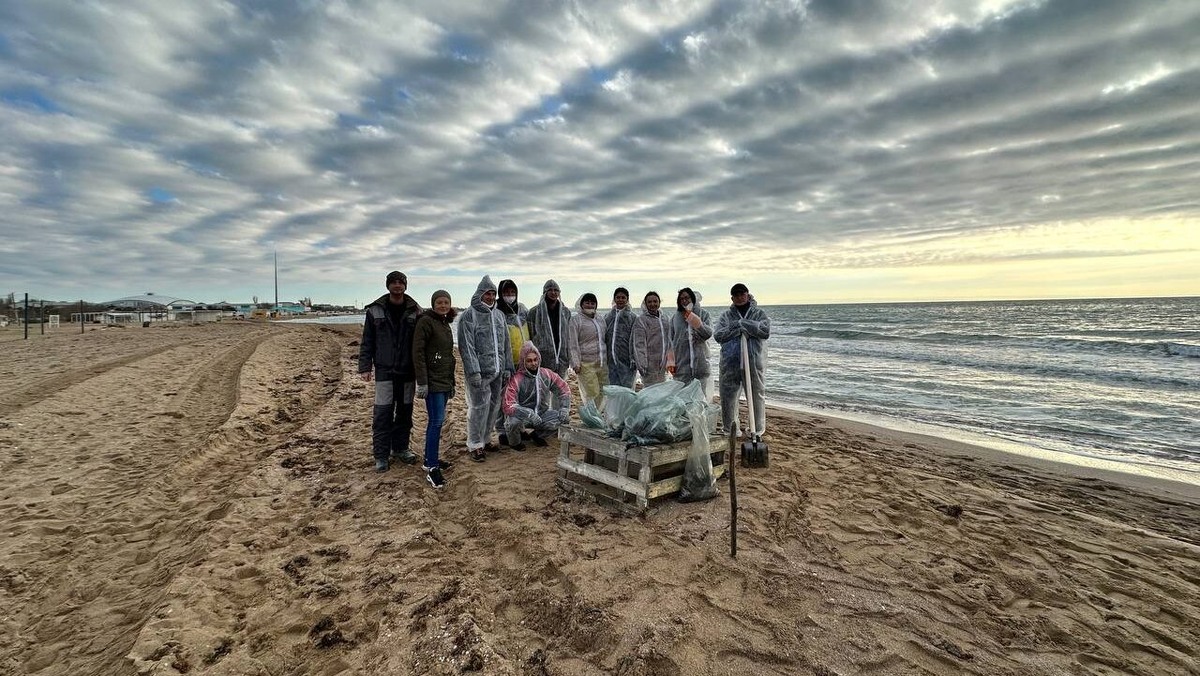    Волонтёры на берегу Чёрного моря. Фото: Пресс-служба администрации города Евпатория и Добро.Центр города Евпатории