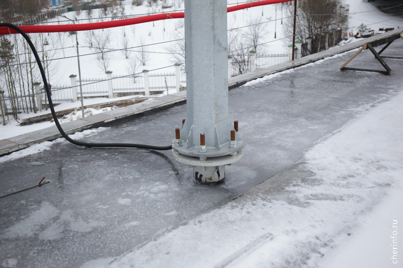    Все электрокабели заведут в тротуарные лотки, провода - внутрь фонарных столбов. То же касается проводов эстетической подсветки.