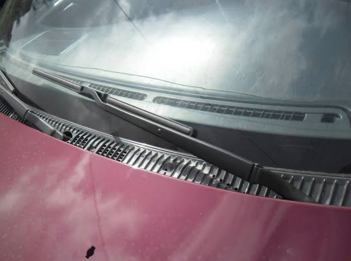 Вот в эту выемку я положила кошелек