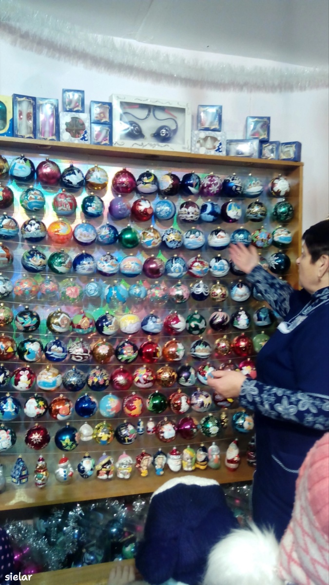 Рассказывают про игрушки, которые изготавливают на фабрике.