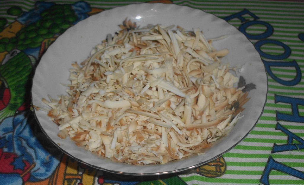 Измельченный колбасный сыр в тарелке. Фото автора канала Житейская проза