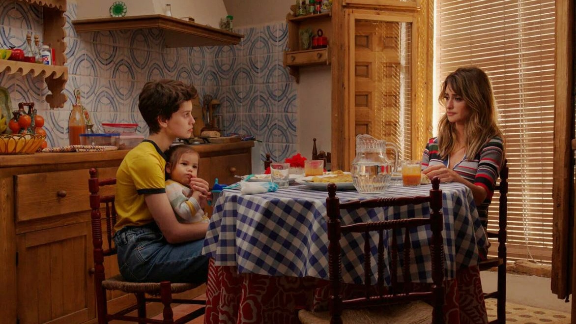 Кадры из фильма "Параллельные матери"