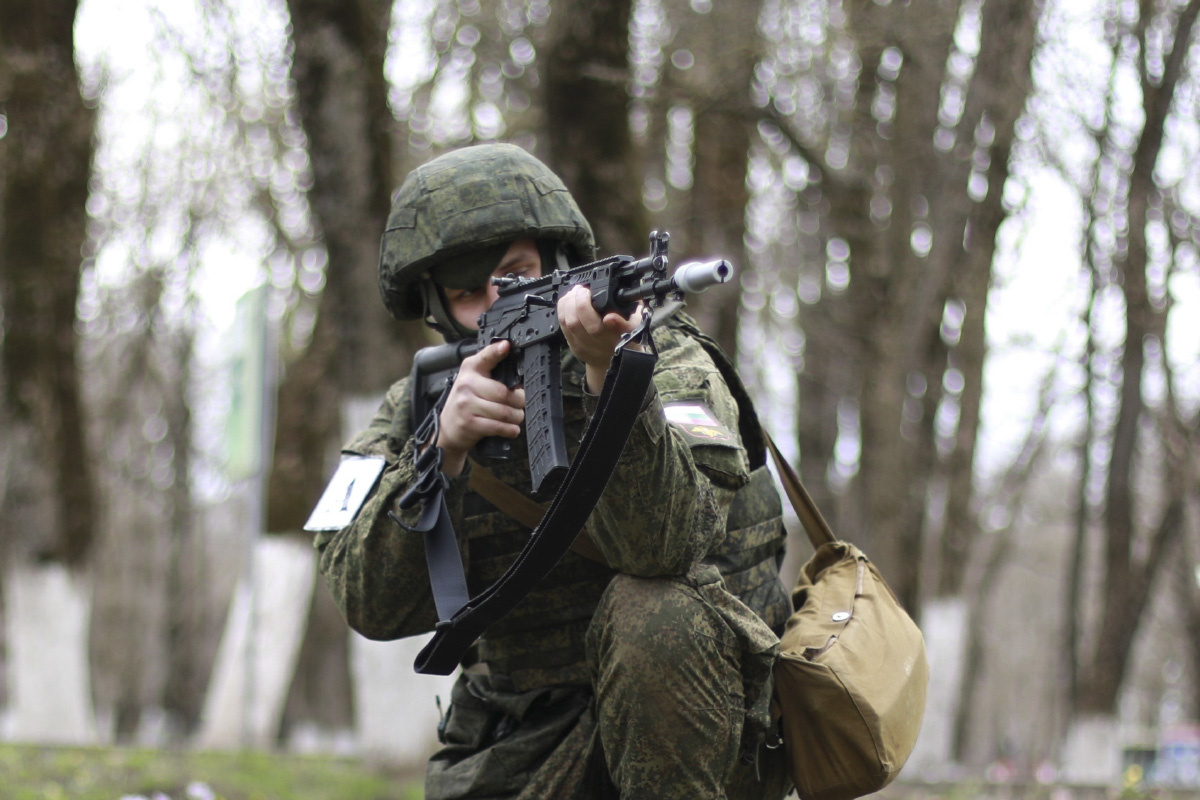 Россияне выходят на трассу Димитров – Константиновка.  Фото: Фото: пресс-служба Южного военного округа / mil.ru