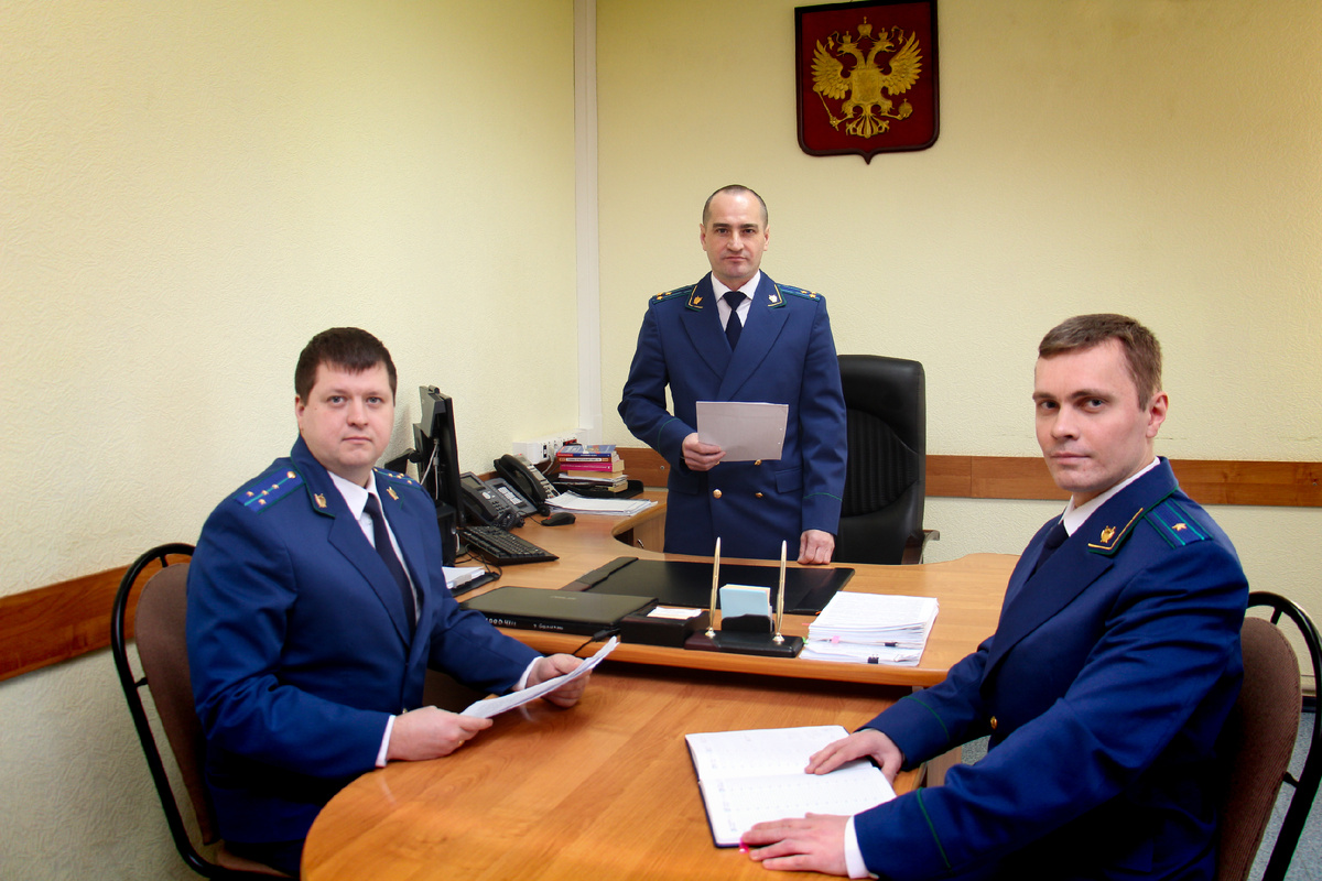 На снимке: Балахнинский городской прокурор Д.В. Чижкин (в центре), заместители городского прокурора С.А. Шабаев (слева) и С.Д. Сумин (справа).