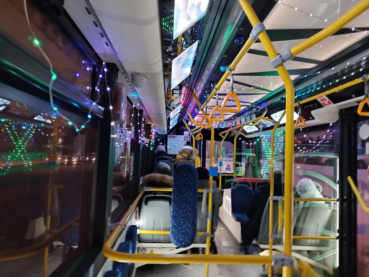 Такие новогодние троллейбусы возят сейчас пассажиров по Красноярску. Фото из личного архива автора.