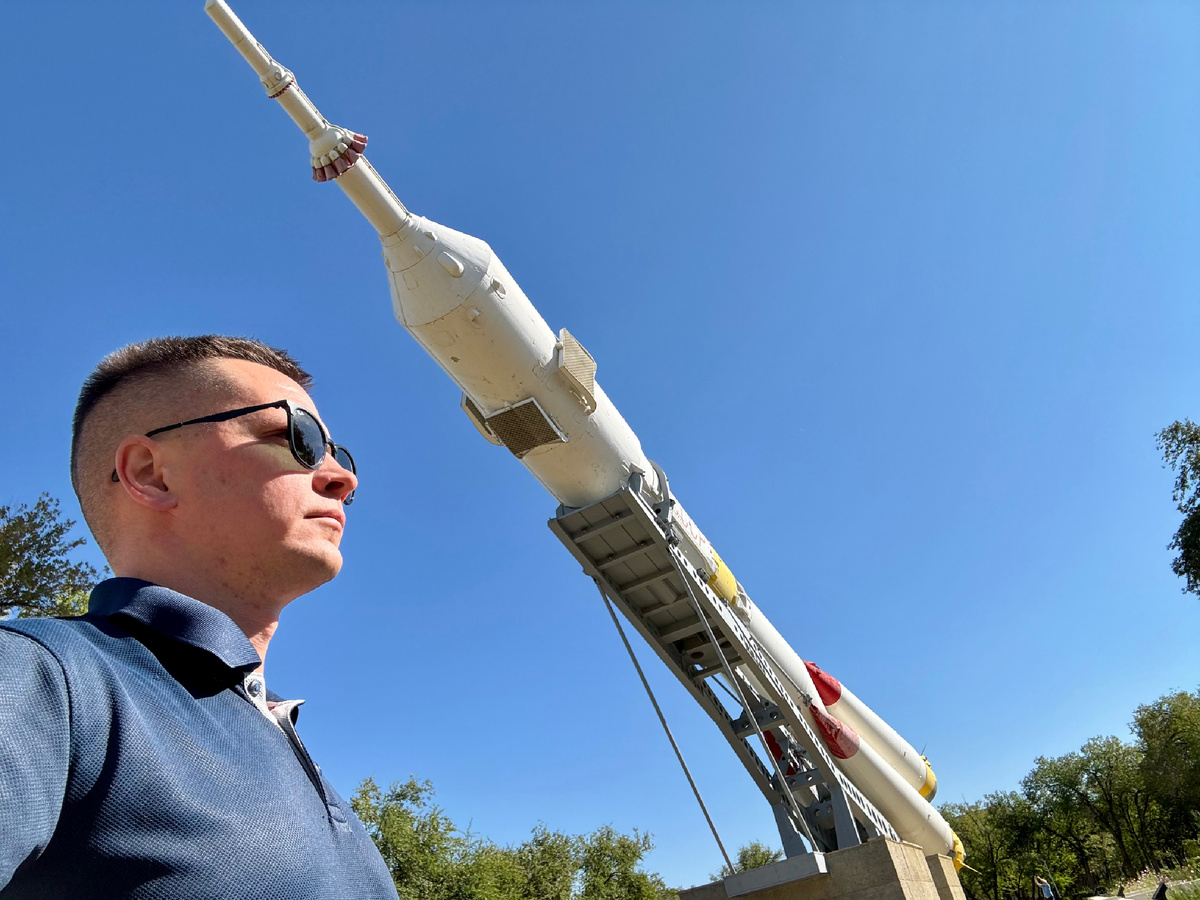 Солнечное фото в самом городе Байконур у макета «Союза». Далее погода испортилась