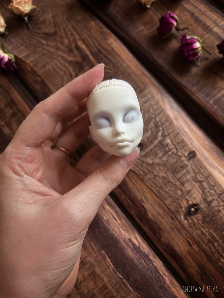 Головав куклы после удаления волос и снятия макияжа жидкостью для снятия лака. Пятна с лица так и не ушли. Листай, чтобы увидеть больше фото!