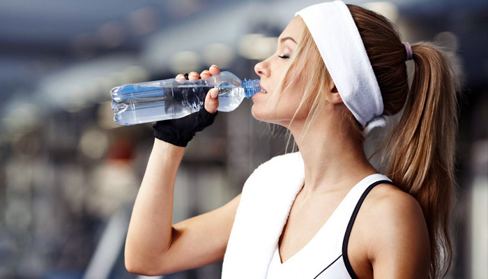 Обычная питьевая вода может нанести серьезный вред здоровью, если пить ее не тогда и не так, как нужно. Фото: соцсети