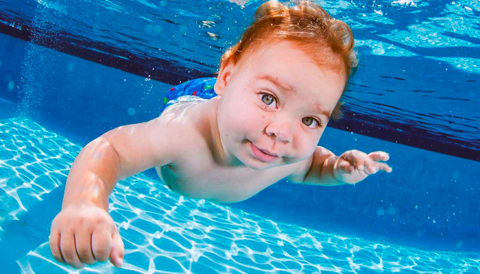 Нужно следить, чтобы ребенок не нахлебался воды. Фото: baden-uktus.ru