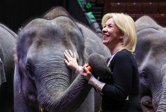    Мария Захарова с подаренными слонятами