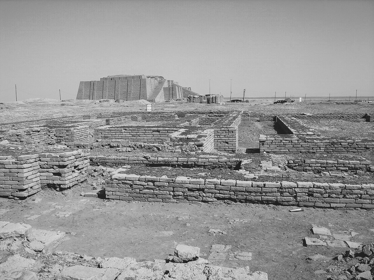 Археологические раскопки в Ур (ныне Телль-эль-Мукайяр, Ир)