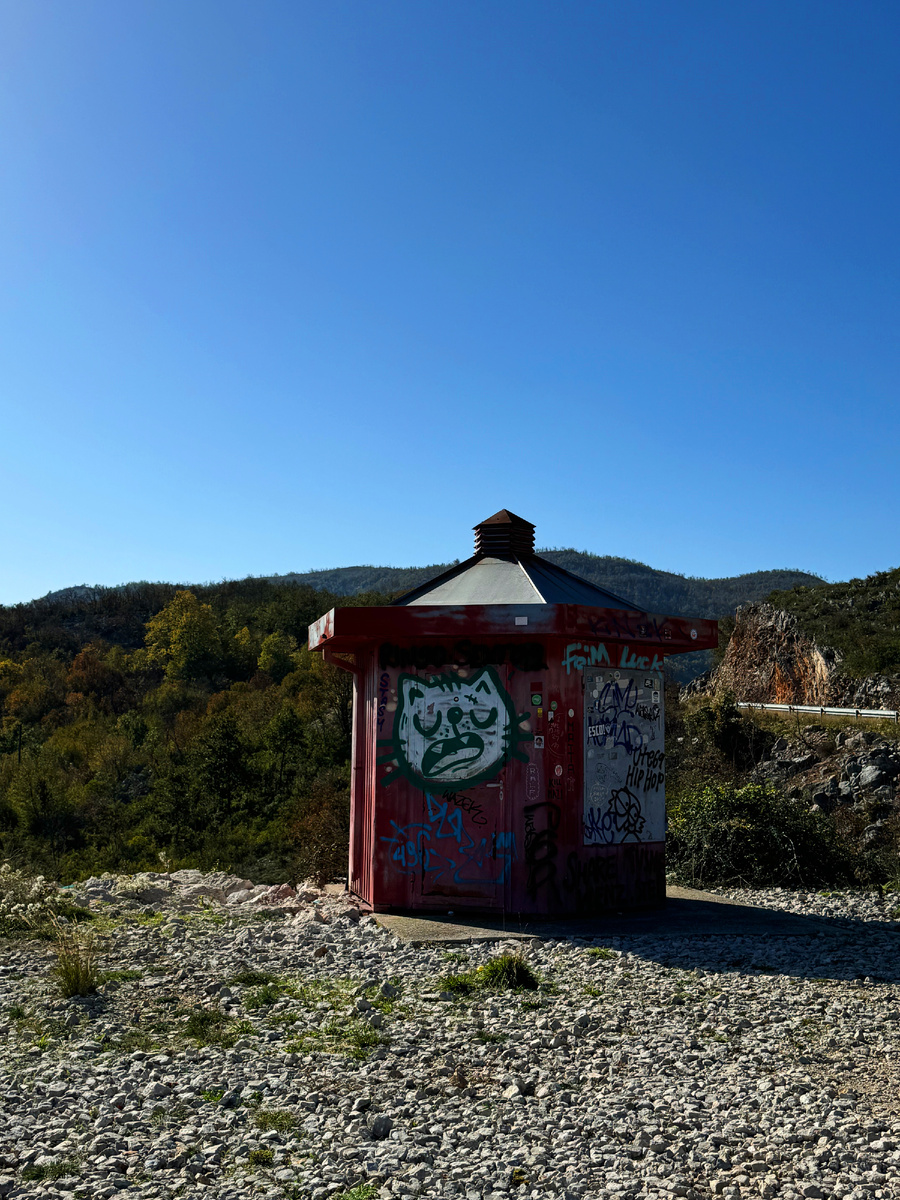 Современное искусство на смотровой площадке озера