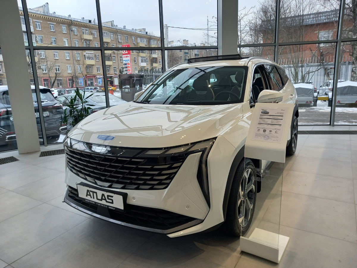 Новый Geely Atlas в салоне у официального дилера марки.