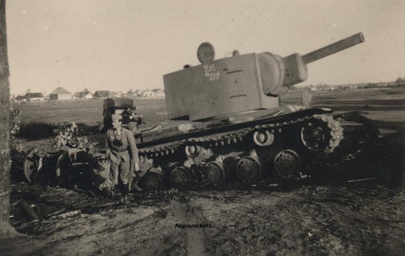 Танк КВ-2 выпуска мая - июня 1941 года. Деревня Бакшты, июль 1941 года.