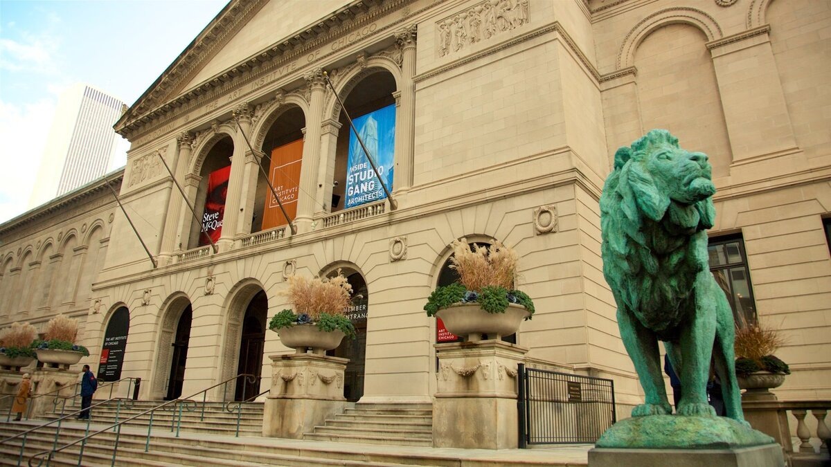 Бронзовые львы перед входом в главное здание Института искусств