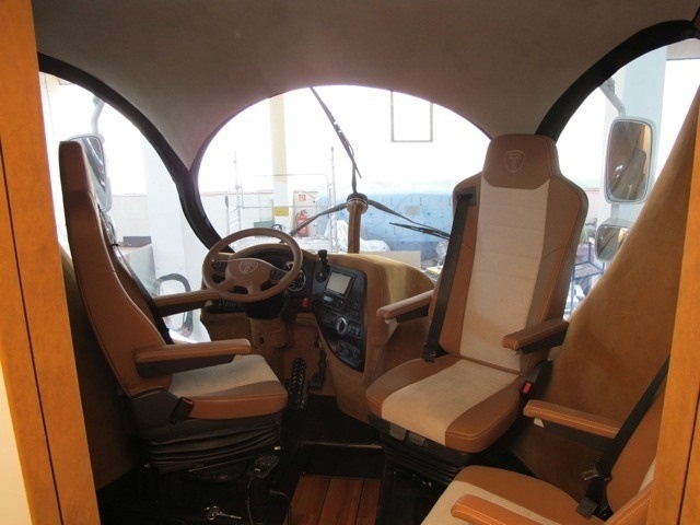 Интерьер «яйцеголового» грузовика в дизайне Колани.