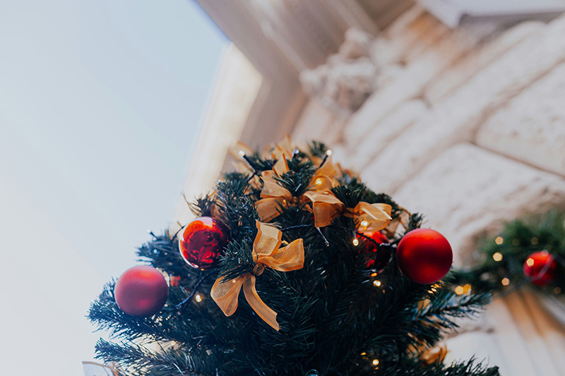 
Допустимо ли списать траты на украшение фасада к Новому году?